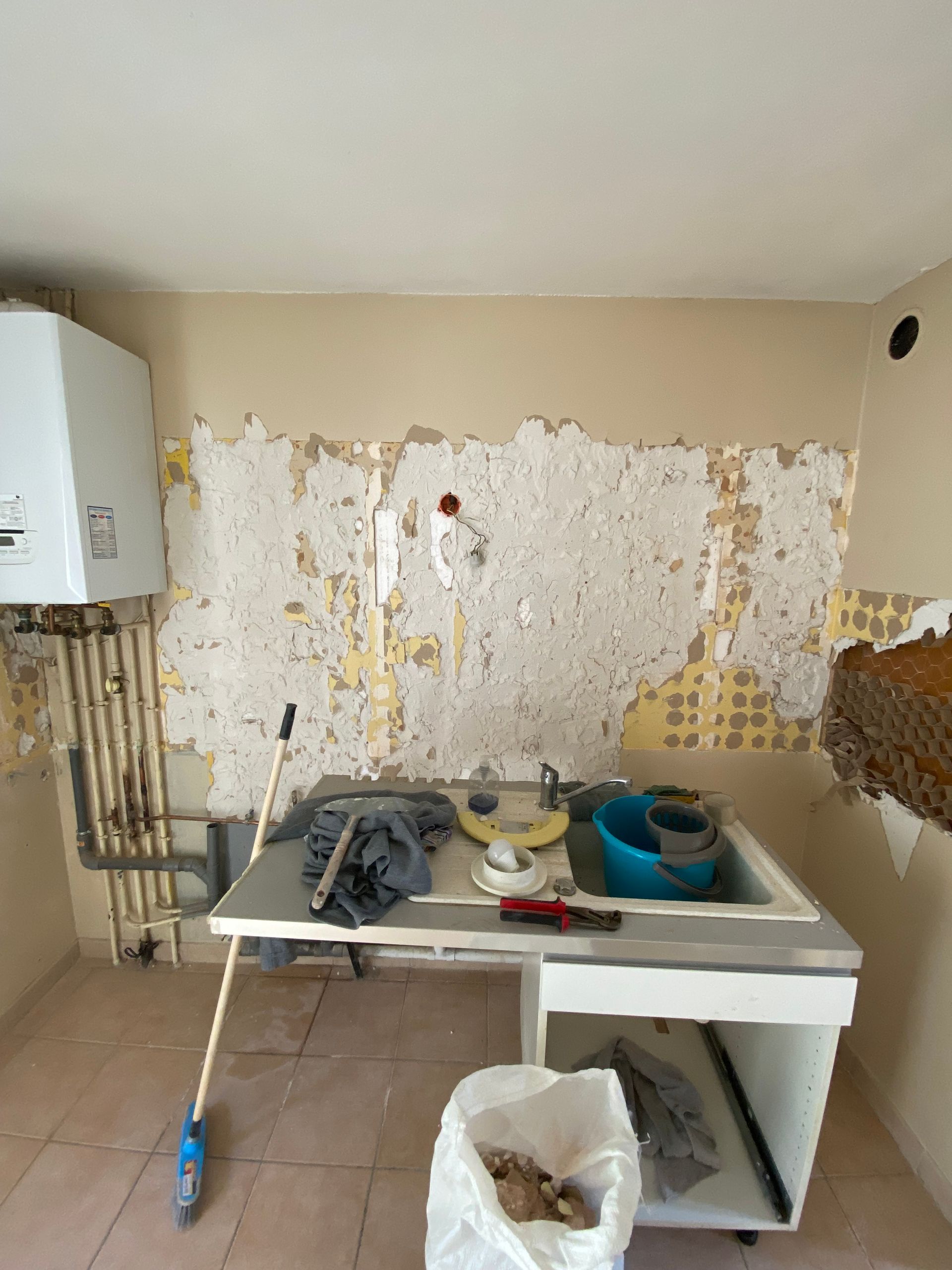 Pièce à rénover avec une chaudière murale