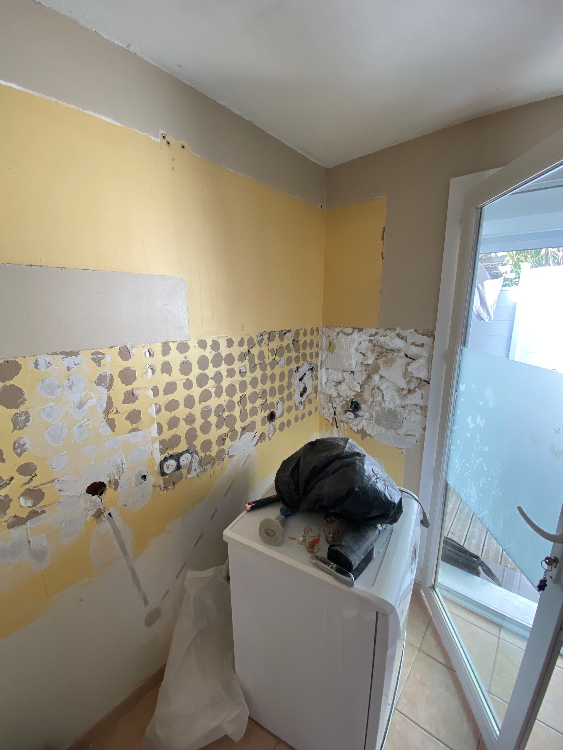 Pièce à rénover avec une machine à laver