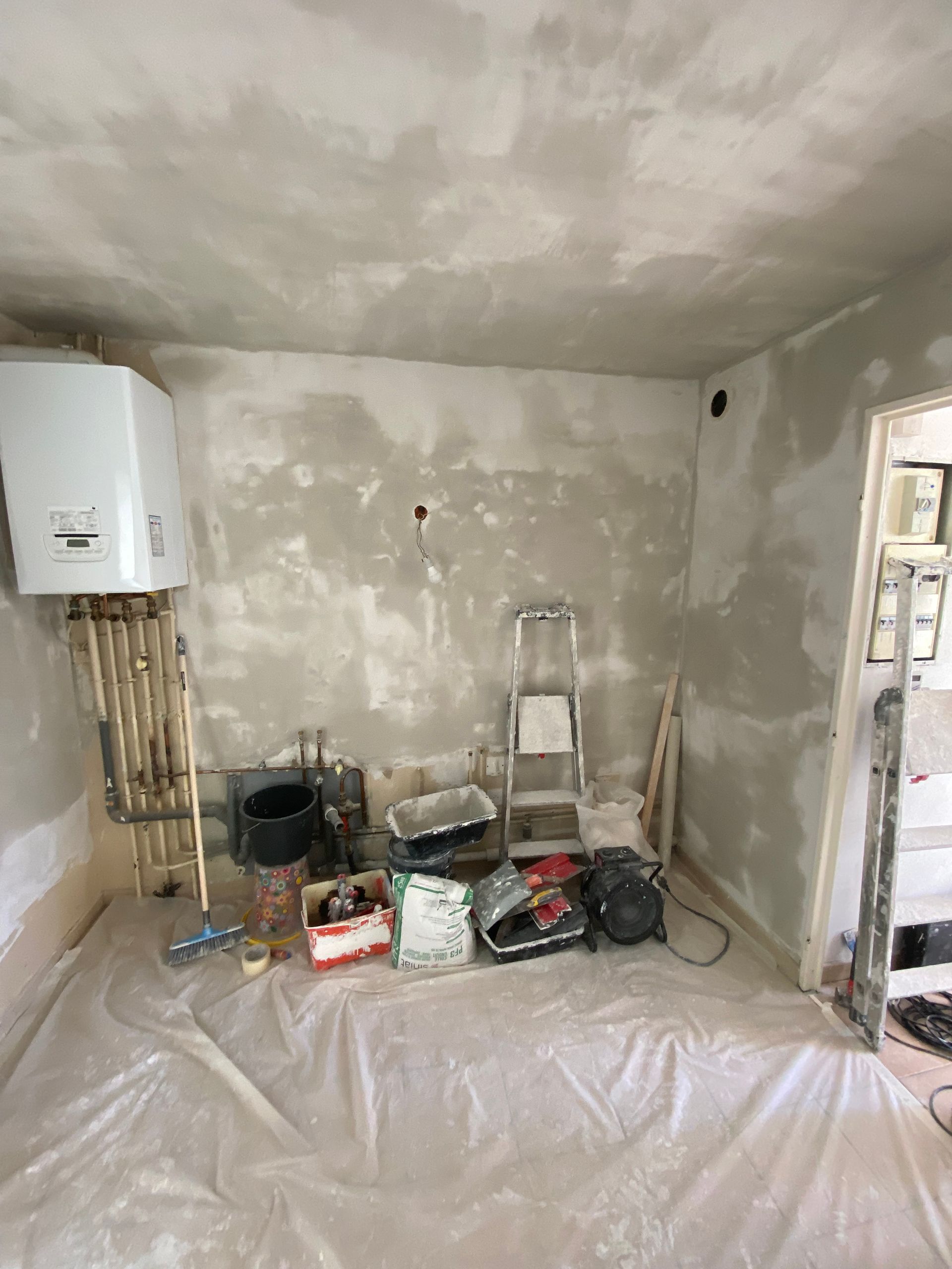 Préparation des murs et sol protégé par un plastique