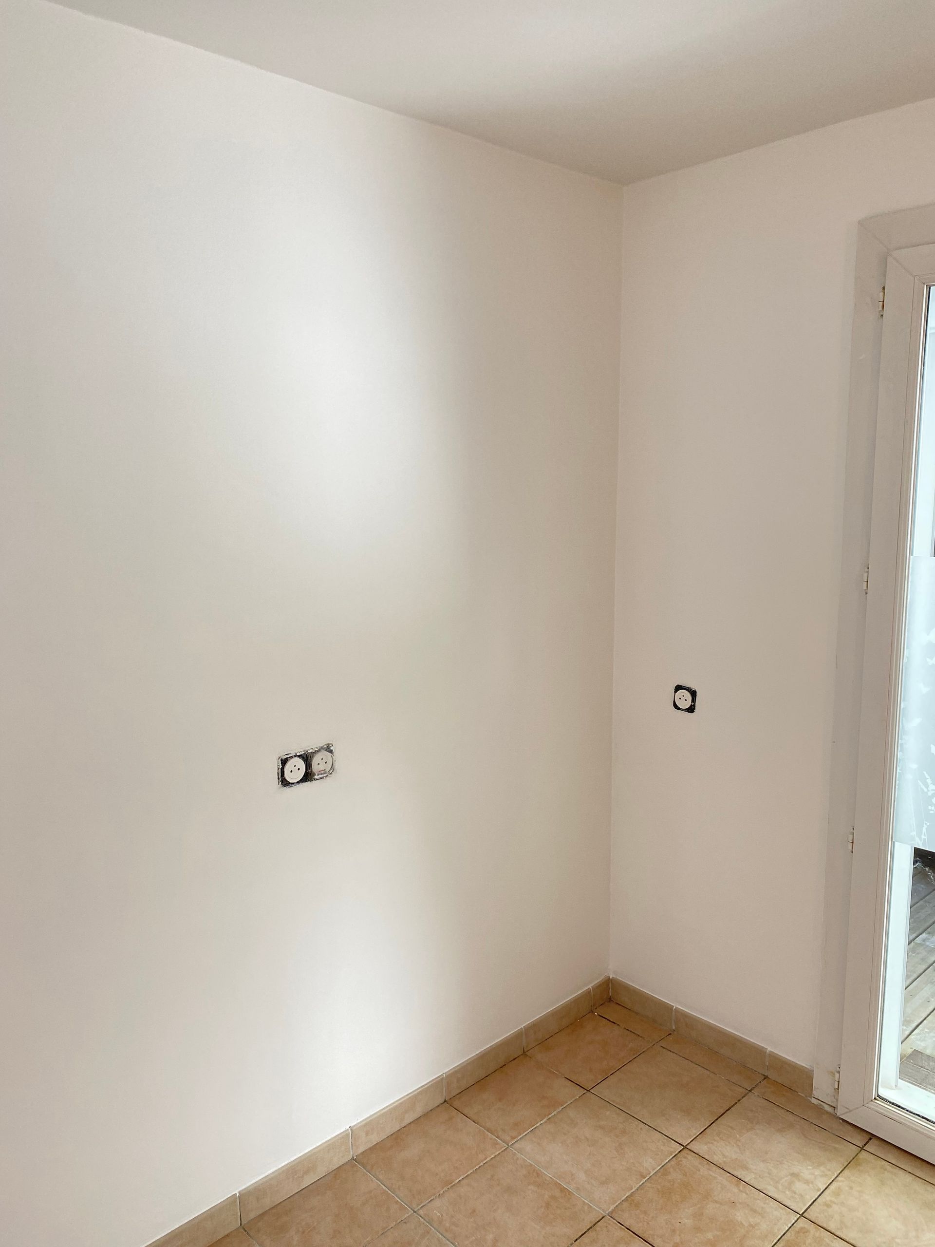 Murs d'une chambre peints en blanc