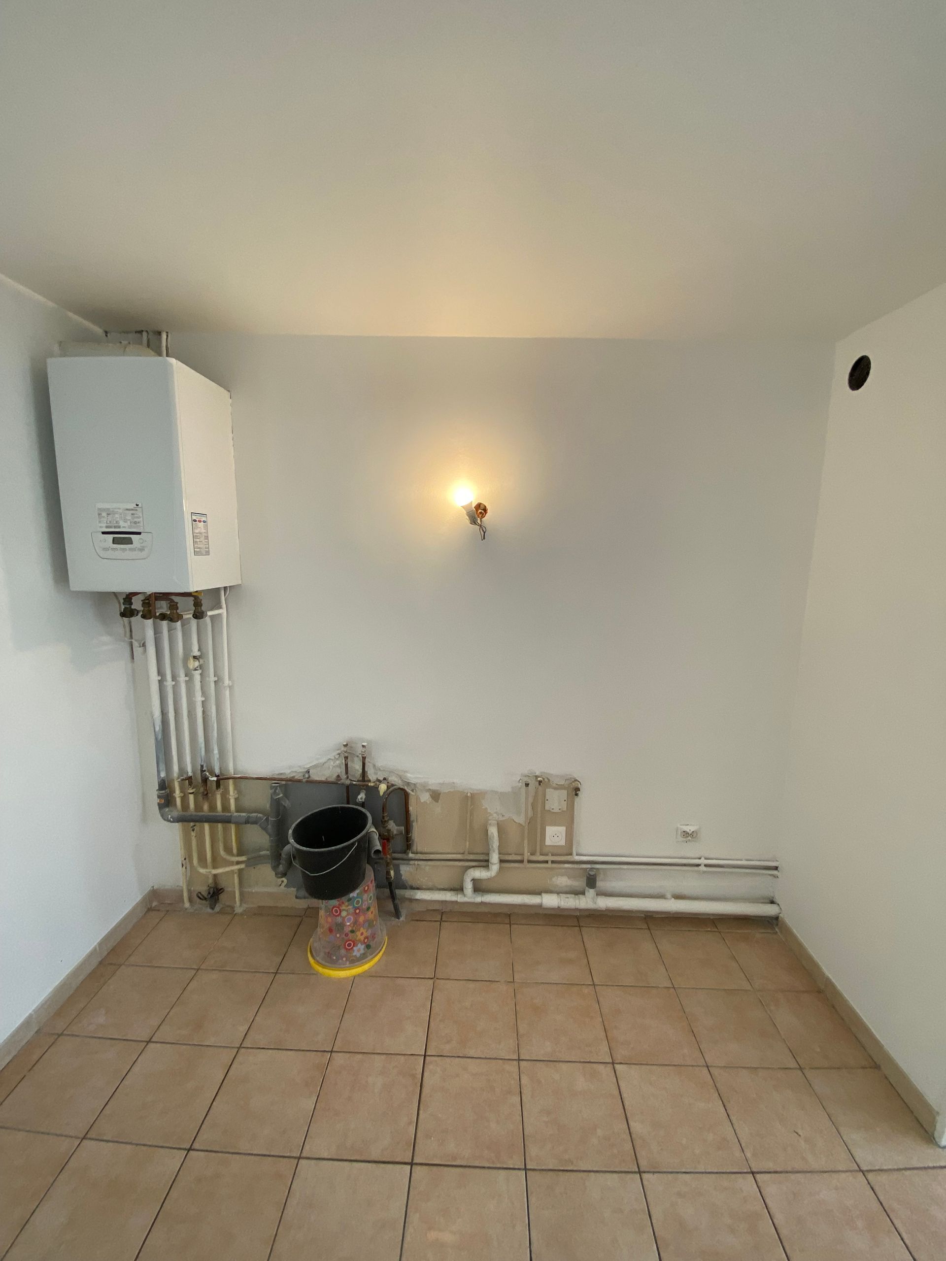 Pièce rénovée avec chaudière murale