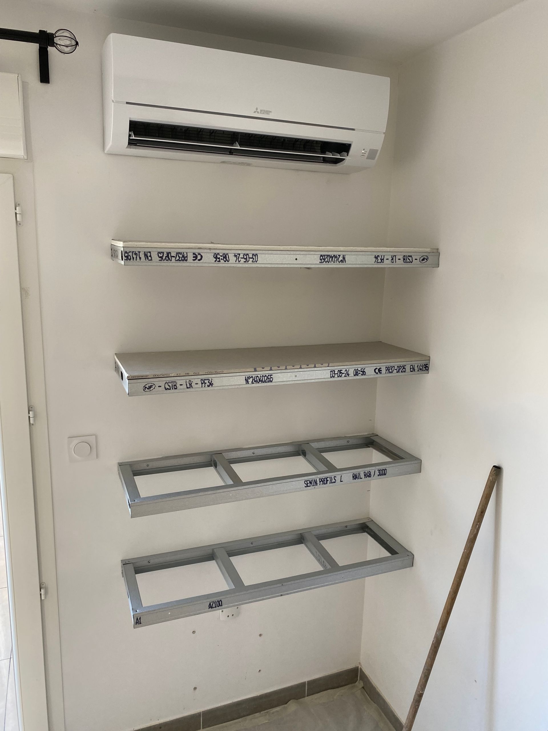 Installation des supports pour une fixation d'étagères