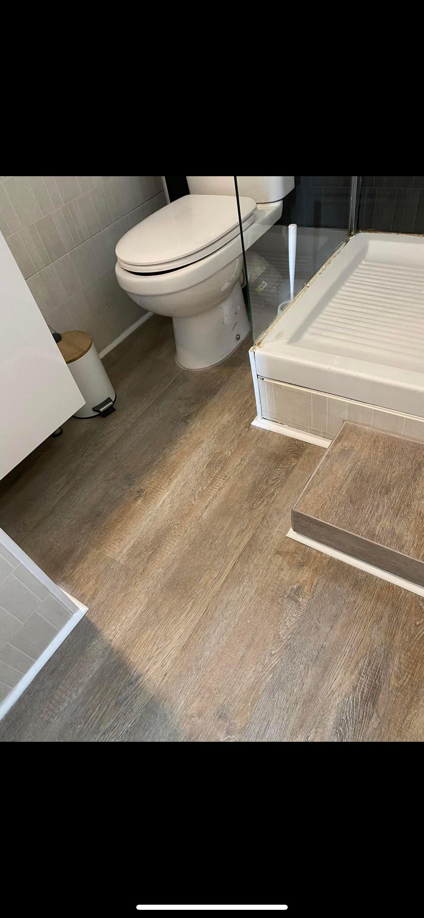 Vue de la salle de bains avec nouveau parquet