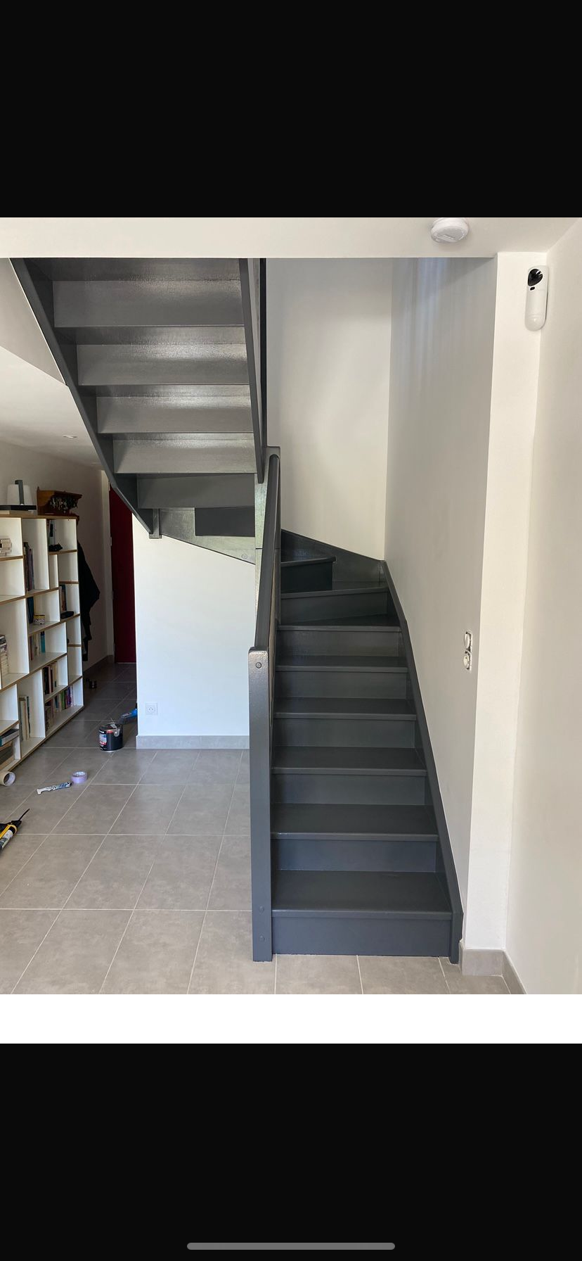 Escalier en bois peint en gris 