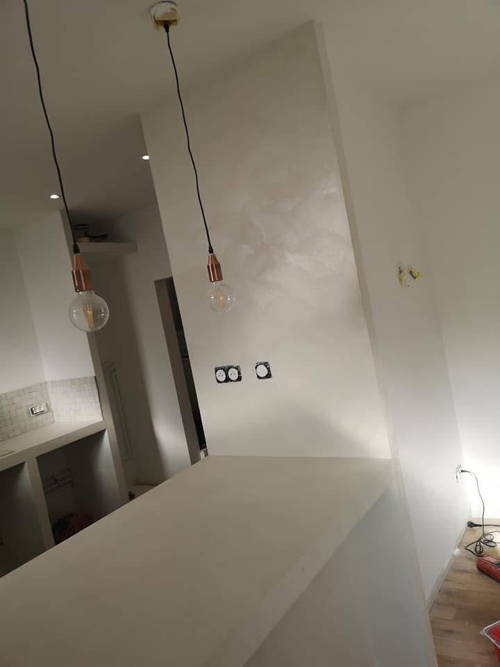 Cuisine rénovée avec plan de travail et luminaires