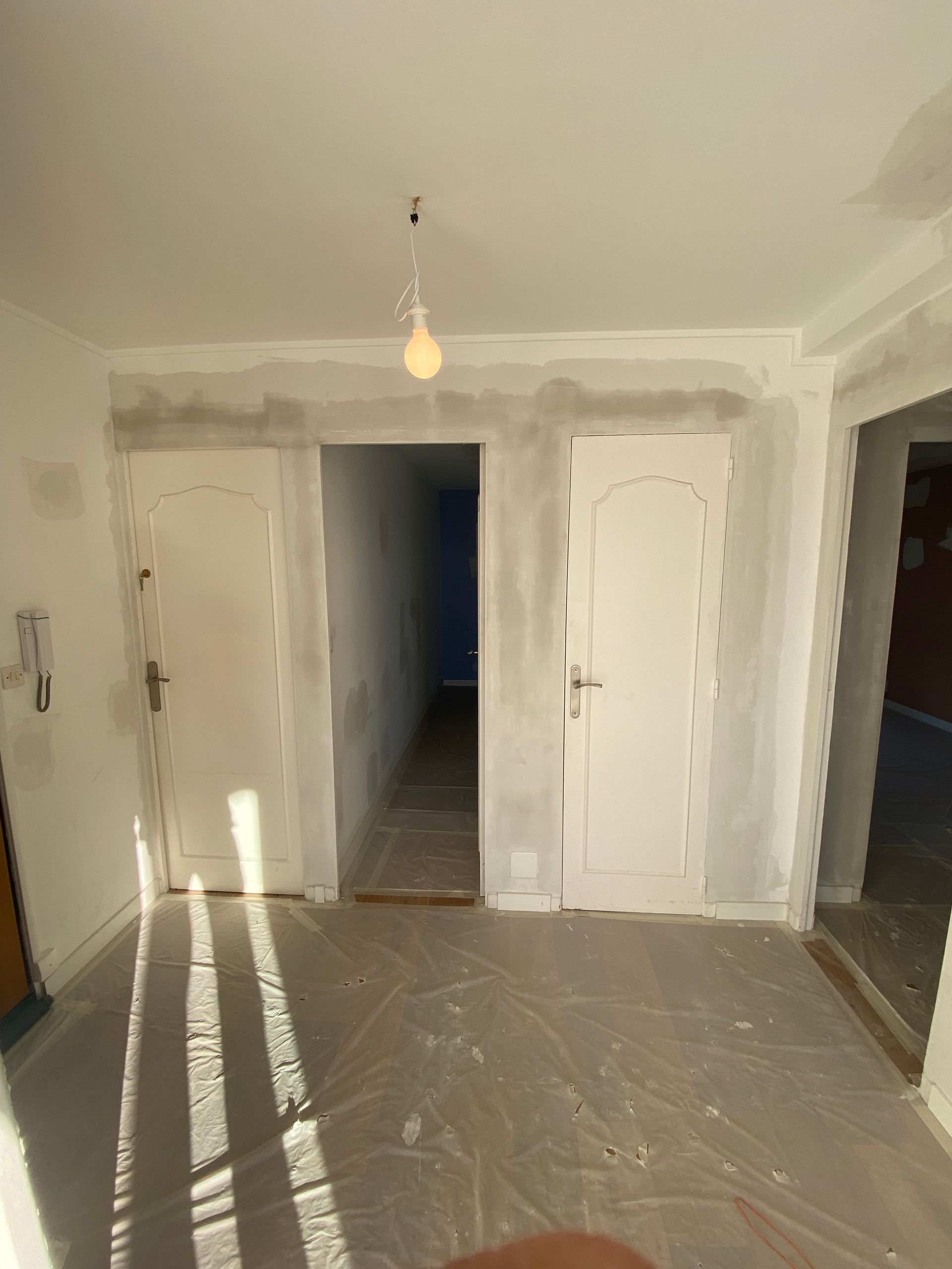 Préparation des murs et des portes pour rénovation