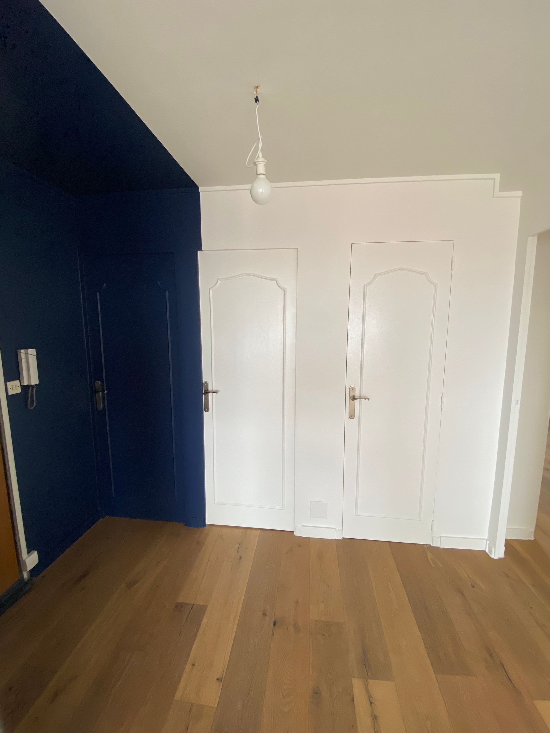 Murs et portes rénovés avec nouvelle peinture bleu et blanc