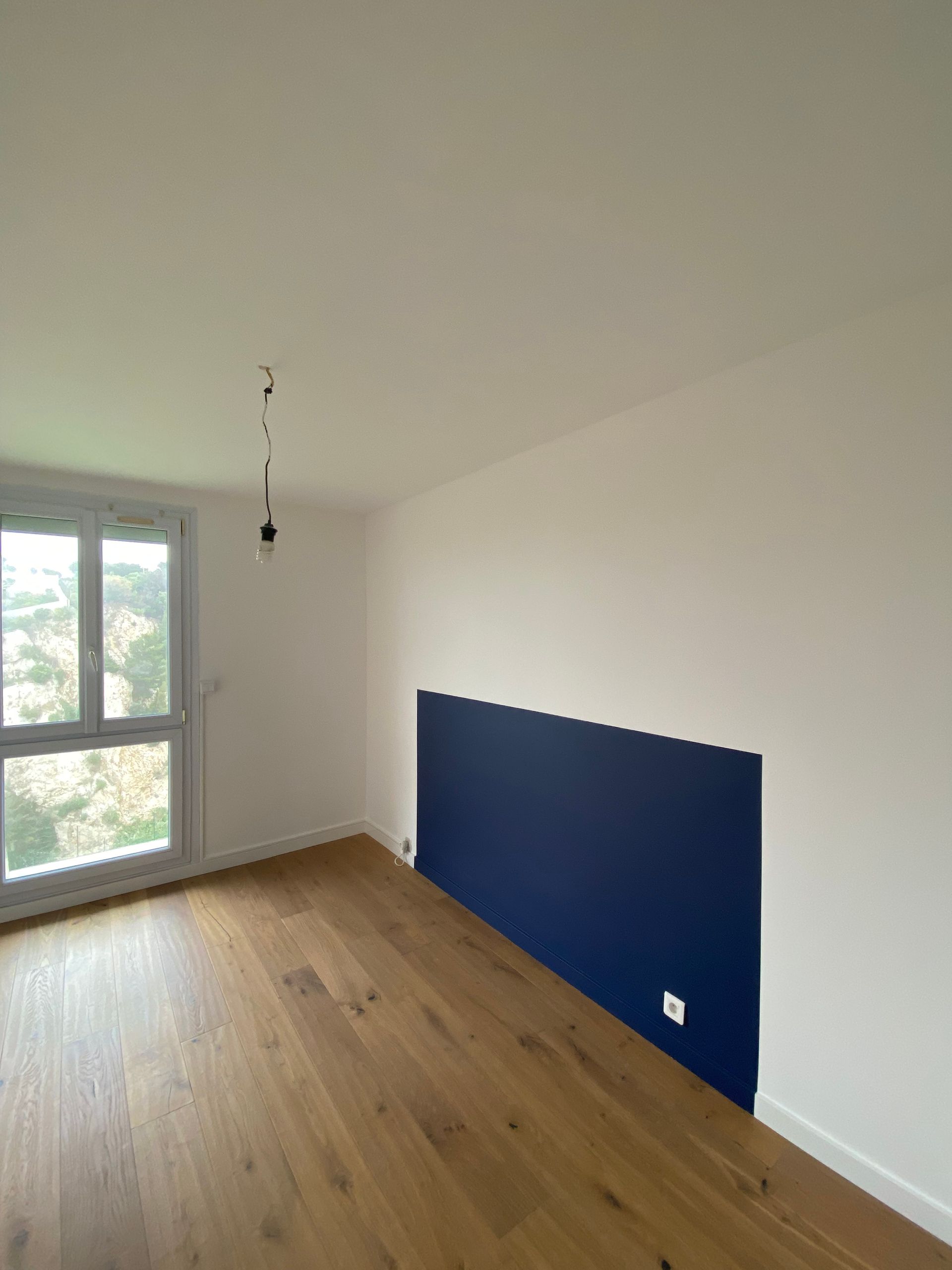 Pièce rénovée avec peinture blanche et bleue