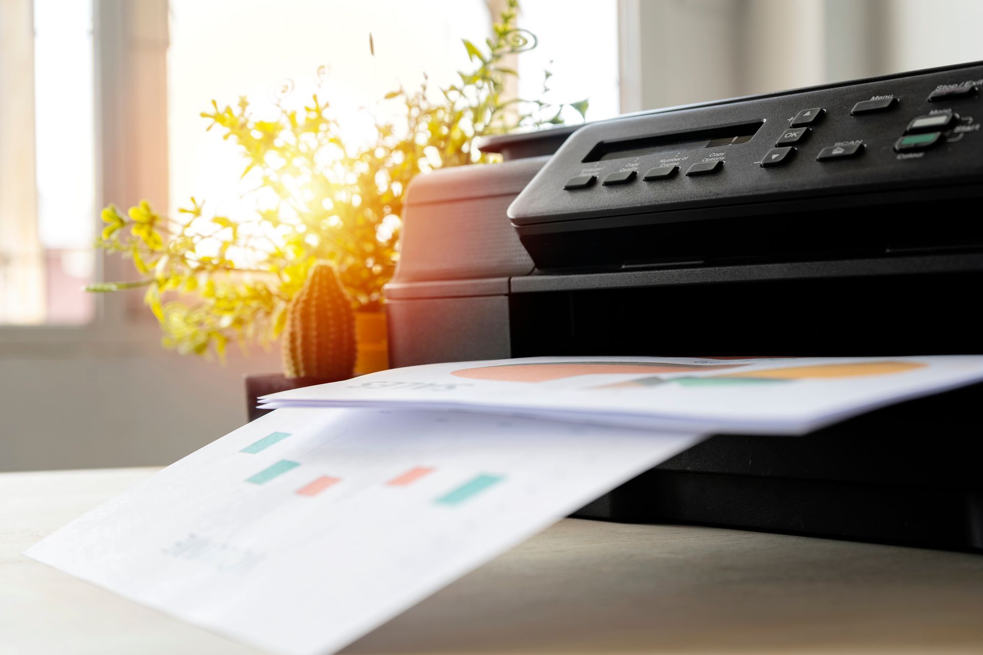 Une imprimante en train d'imprimer des documents