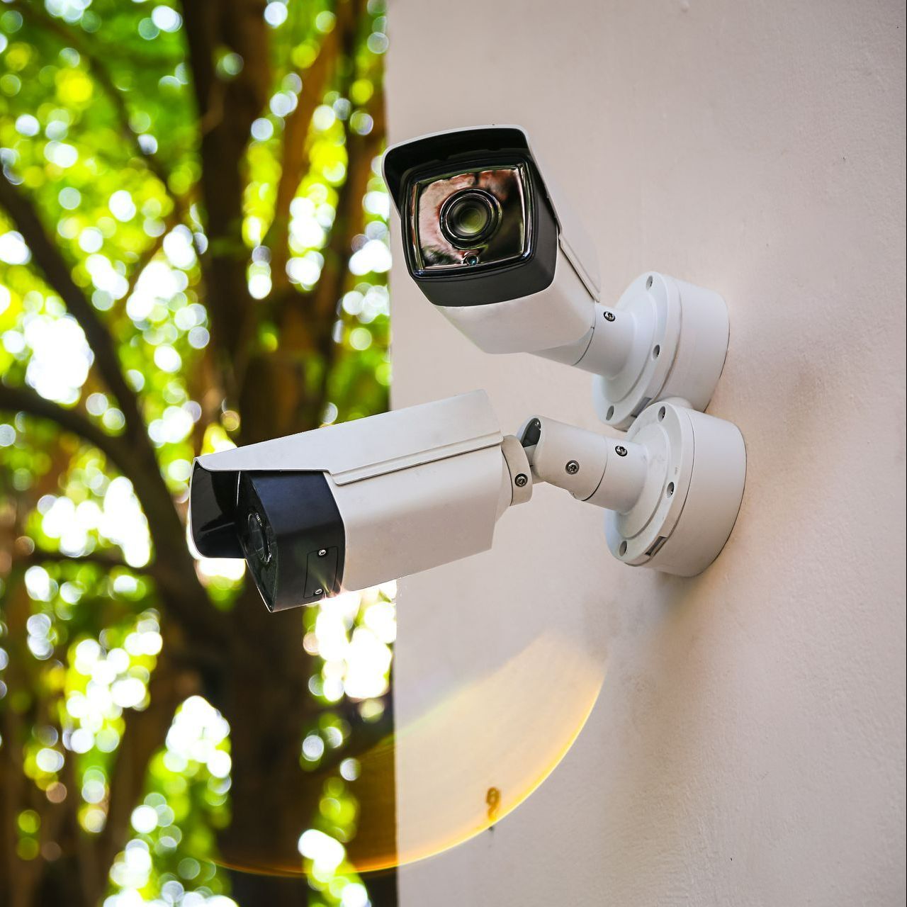 Deux caméras de surveillance