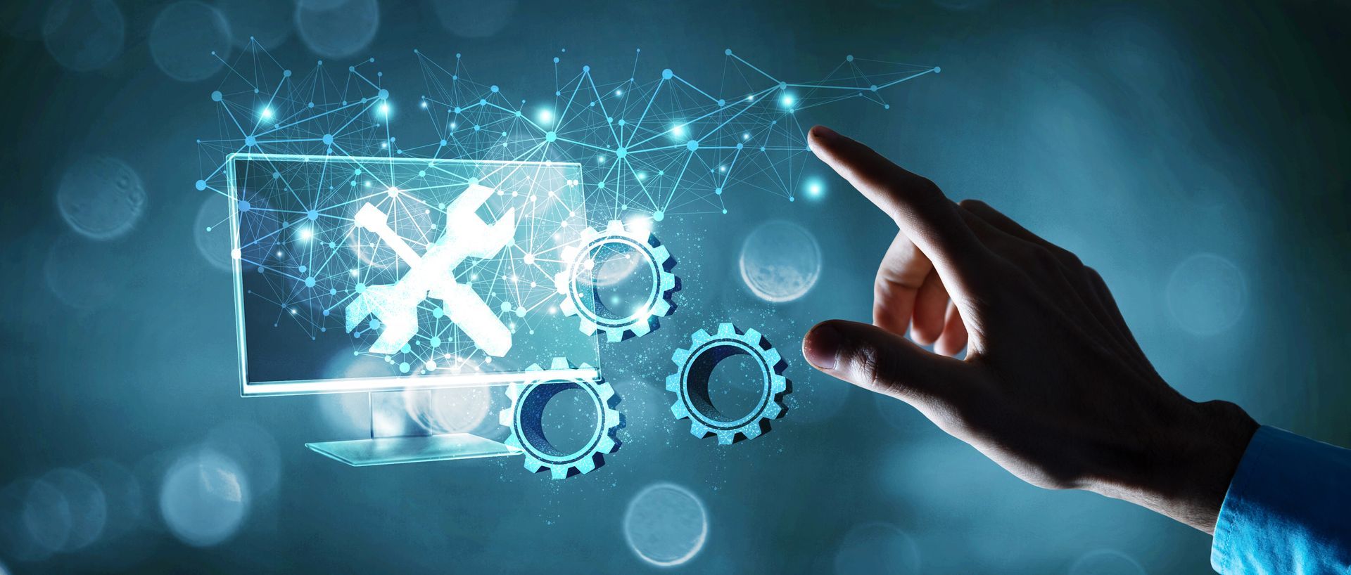 Une main avec des rouages autour d'un écran d'ordinateur