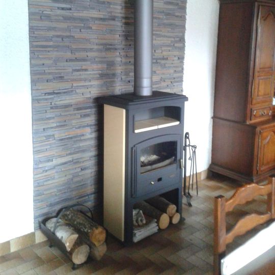 Poêle à bois design noir et blanc 