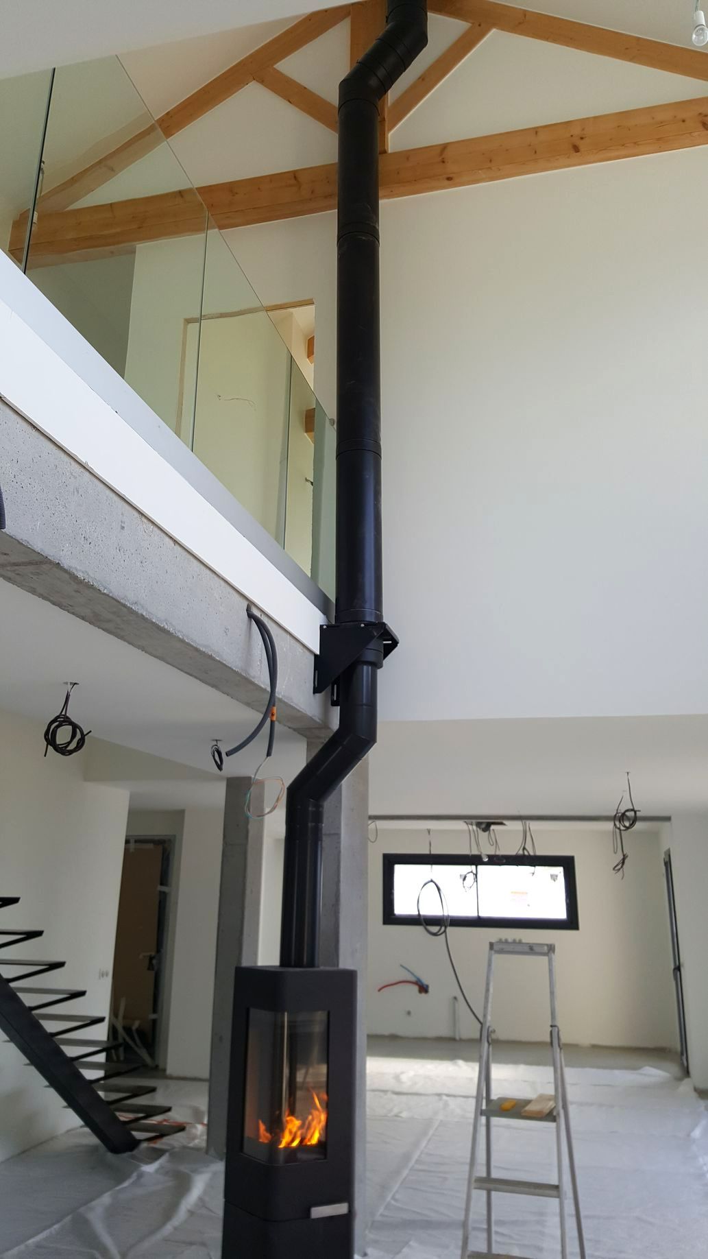 Poêle avec conduit de chauffage noir dans une maison en construction