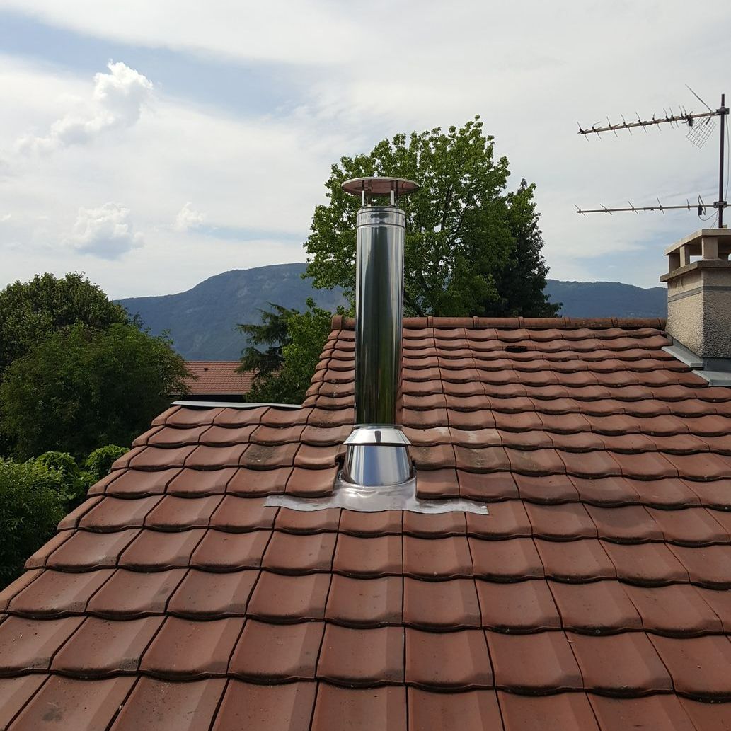 Conduit d'appareil de chauffage sur le toit d'une maison