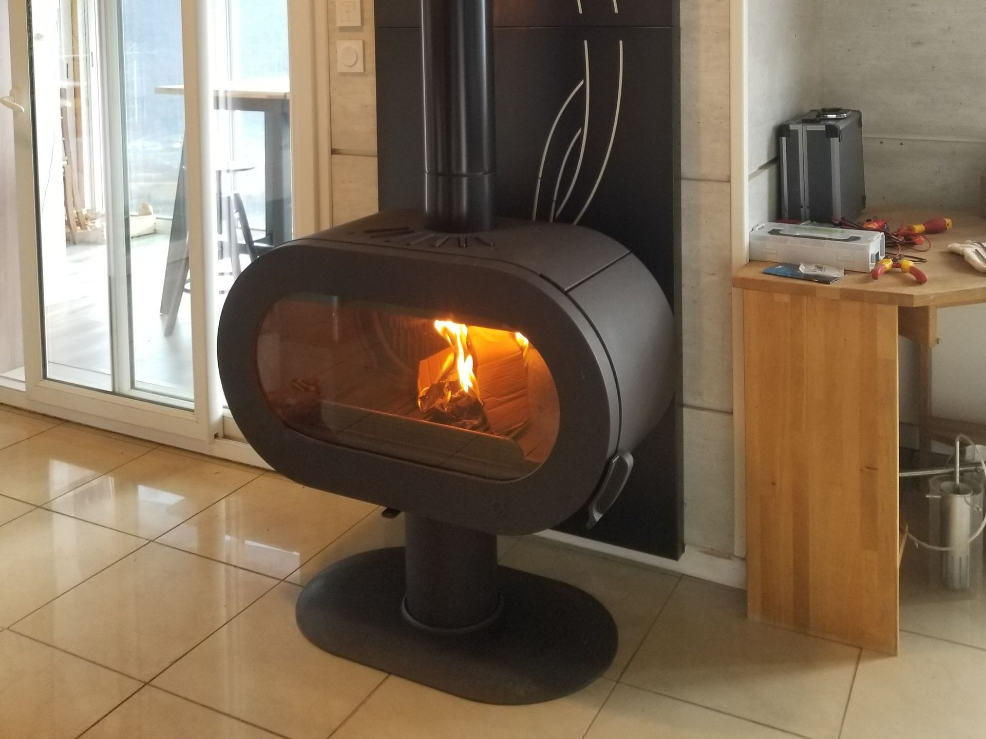 Poêle à bois moderne installé dans un salon chaleureux
