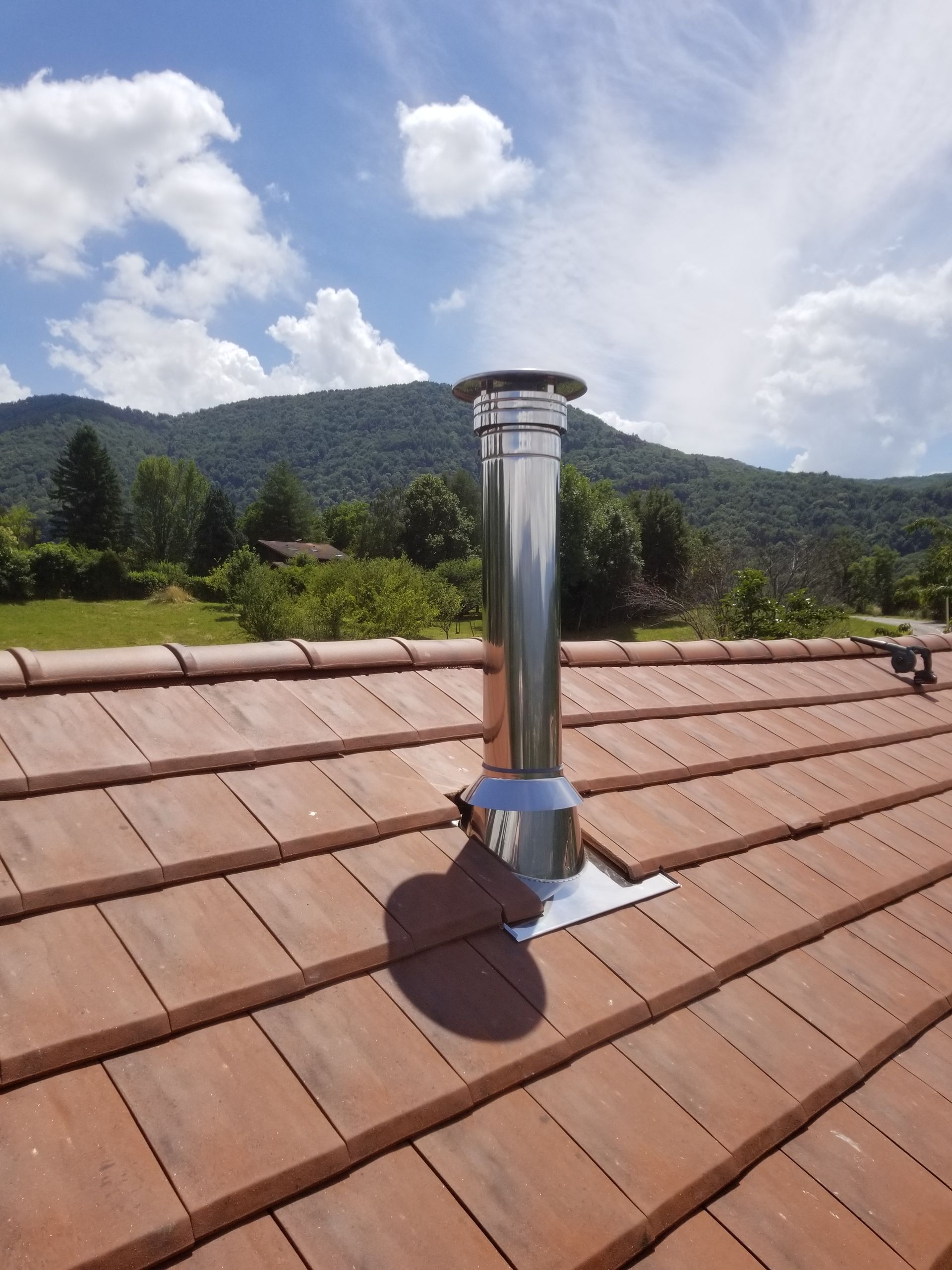 Conduit de cheminée sur un toit en fonctionnement