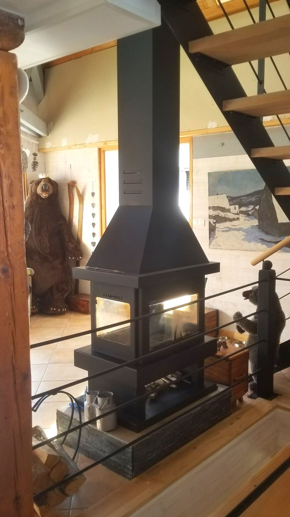 Poêle à bois moderne installé dans un salon chaleureux
