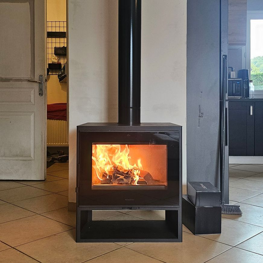 Poêle design noir en fonctionnement