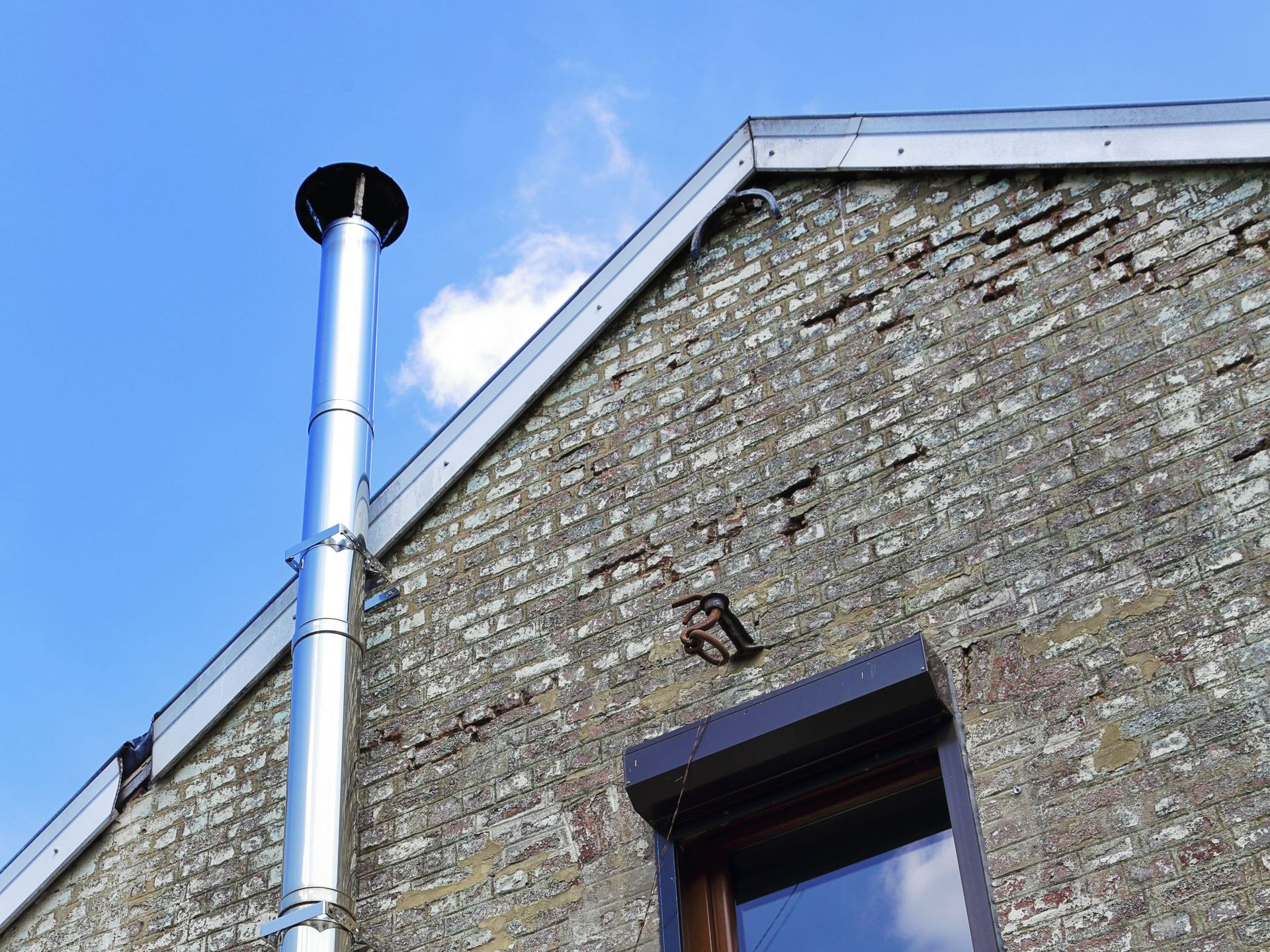 Conduit de chauffage sur le côté d'une maison 