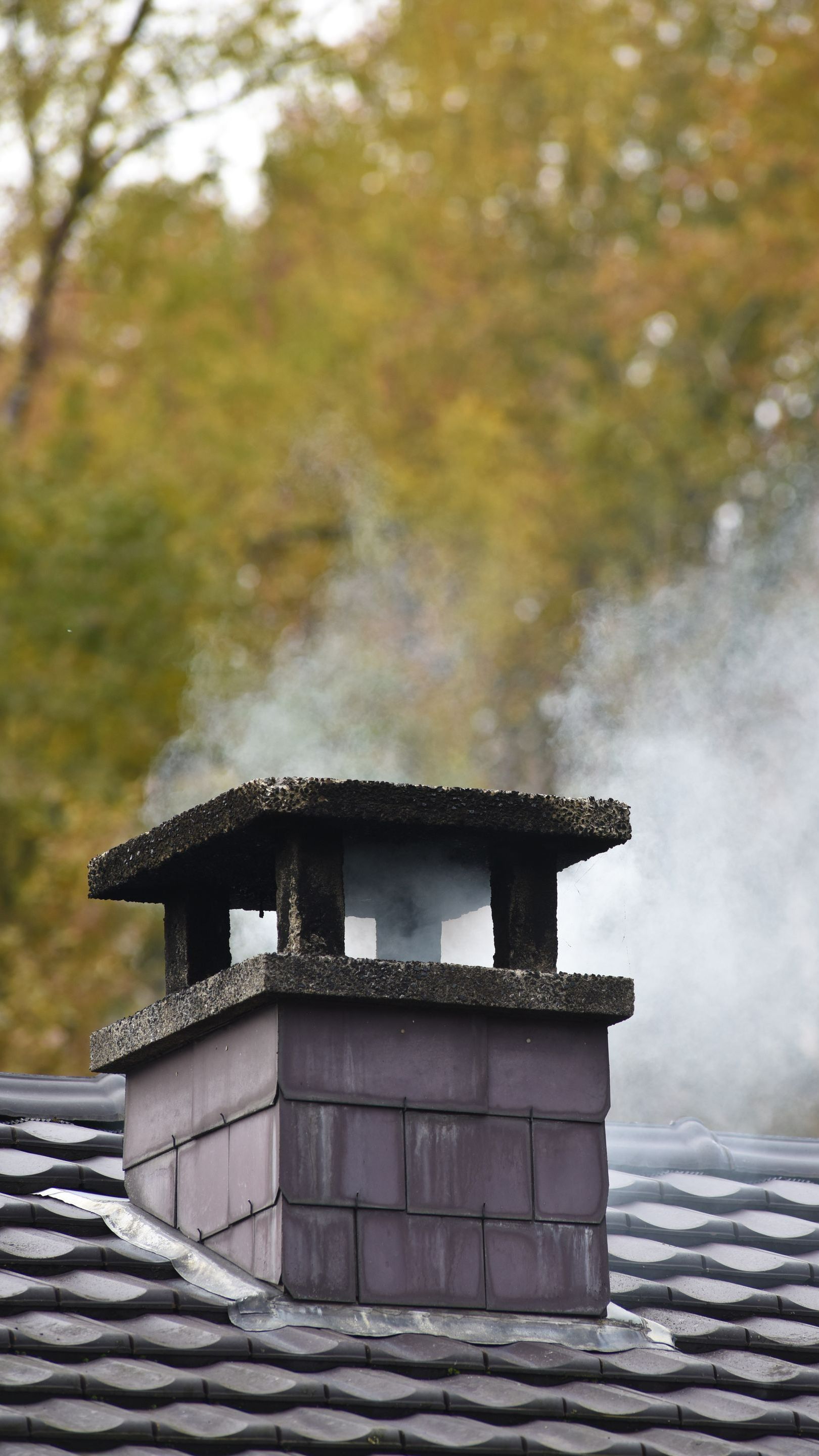 Chapeau de cheminée avec de la fumée qui sort du conduit