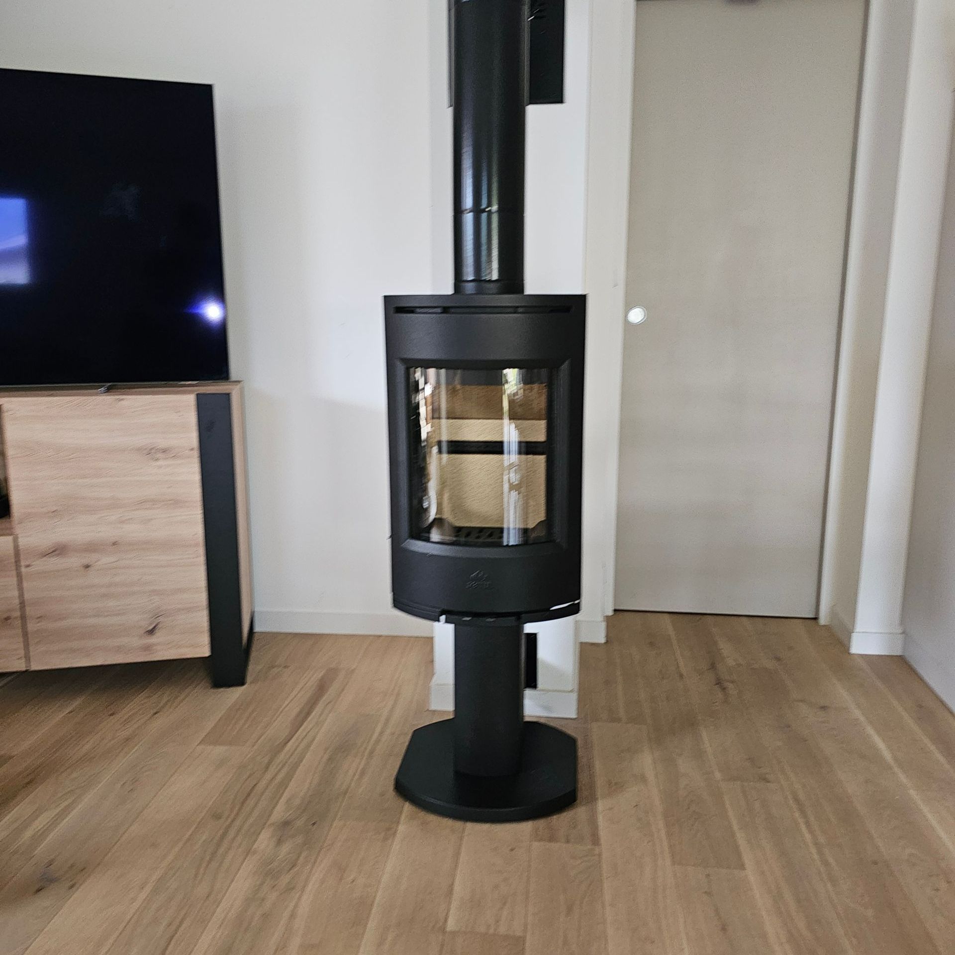 Poêle noir au design contemporain
