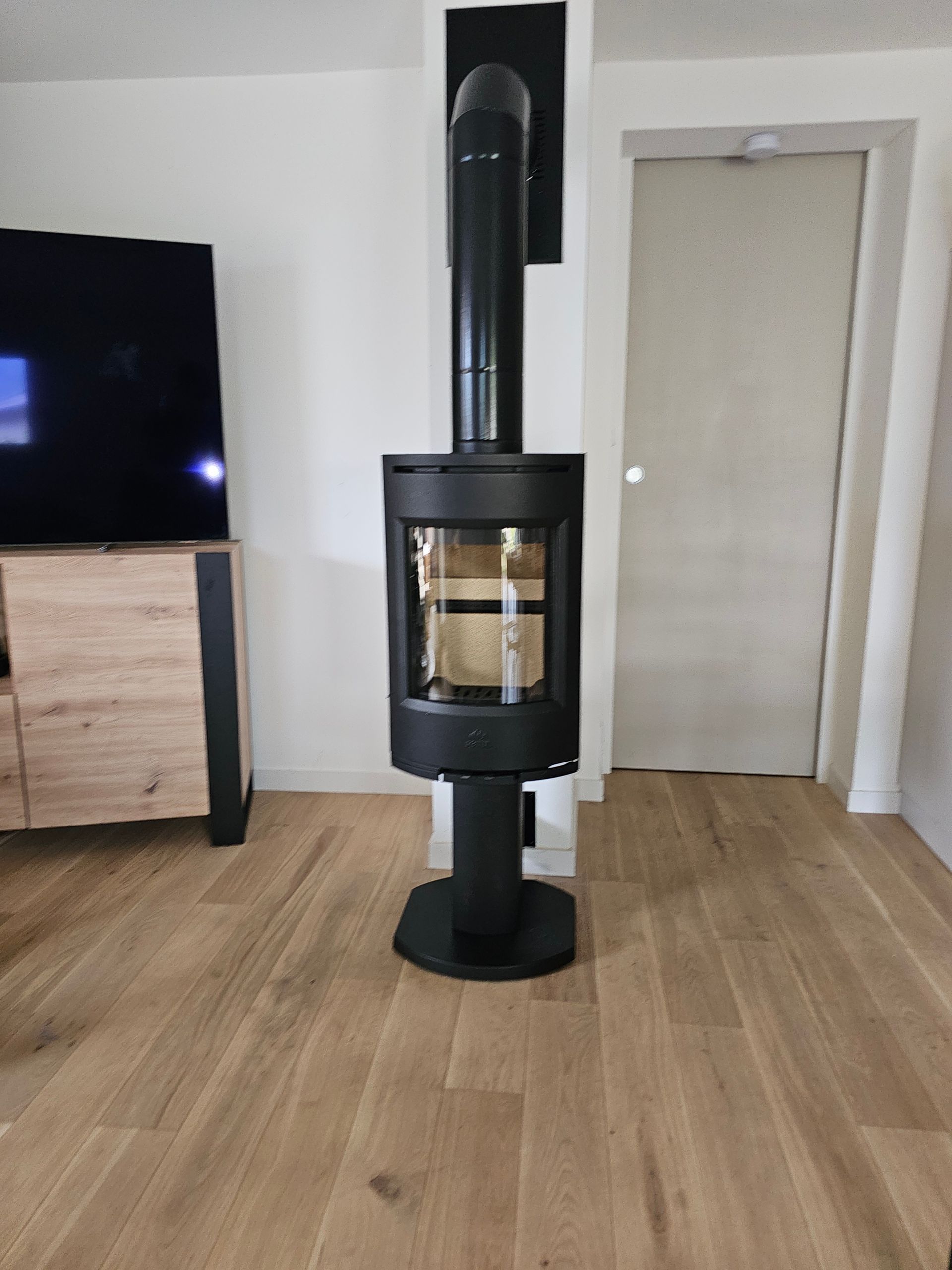 Poêle noir éteint dans un salon