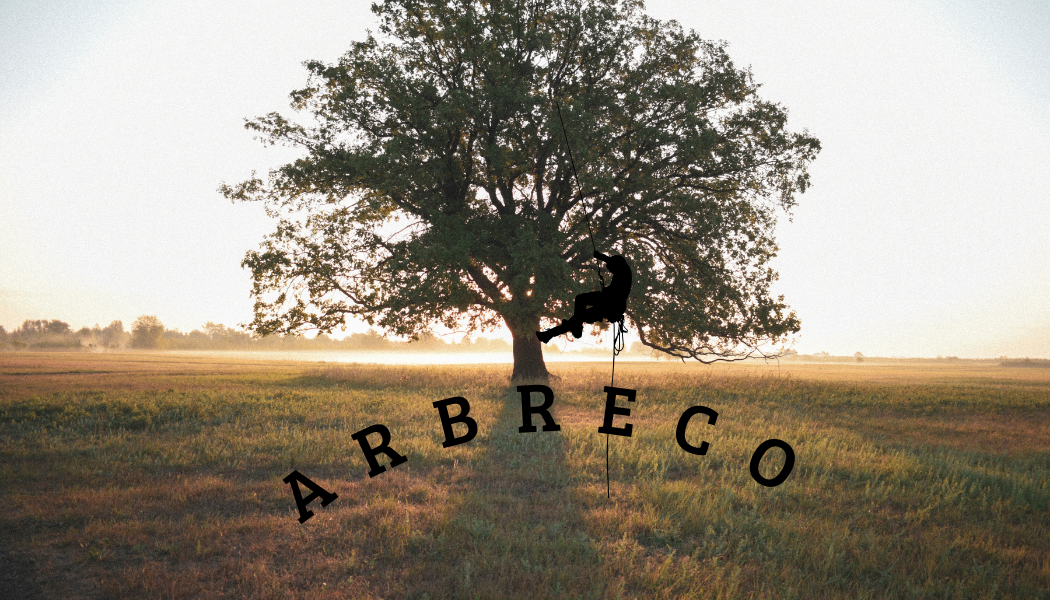 Grand arbre dans un champ ensoleillé au lever du soleil, avec l'inscription « ABBRECO » en arc de cercle en dessous.