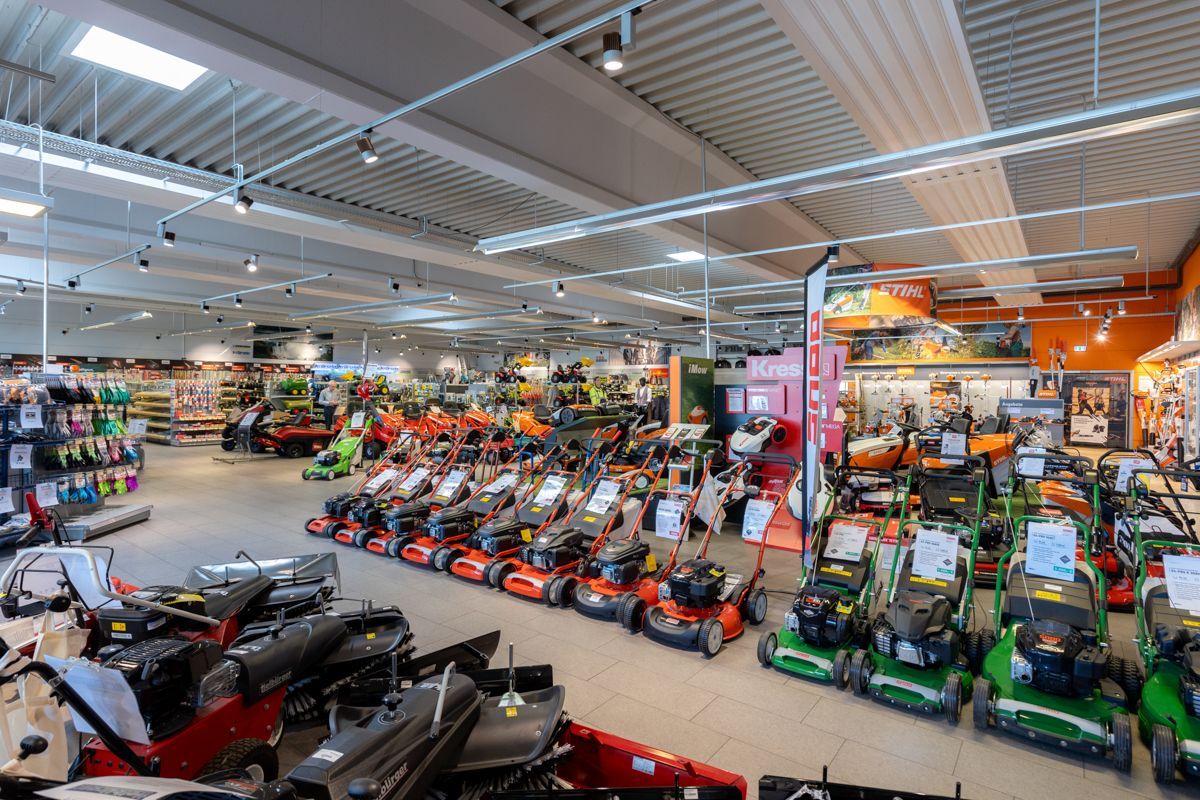Ein großes Geschäft mit vielen Rasenmähern.