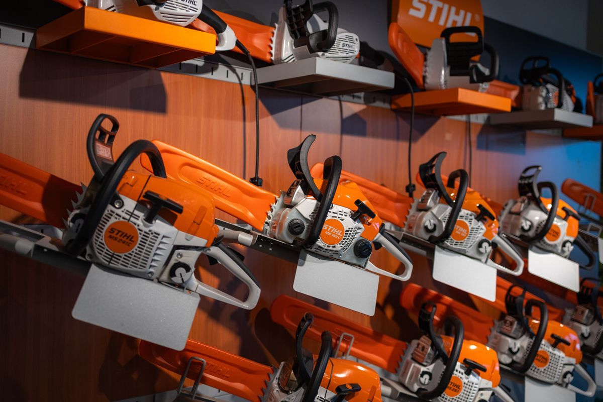 Eine Ausstellung von Stihl-Kettensägen in einem Geschäft