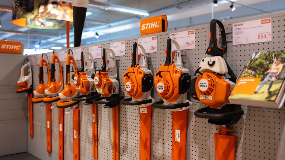 In einem Geschäft sind mehrere Stihl-Werkzeuge ausgestellt.