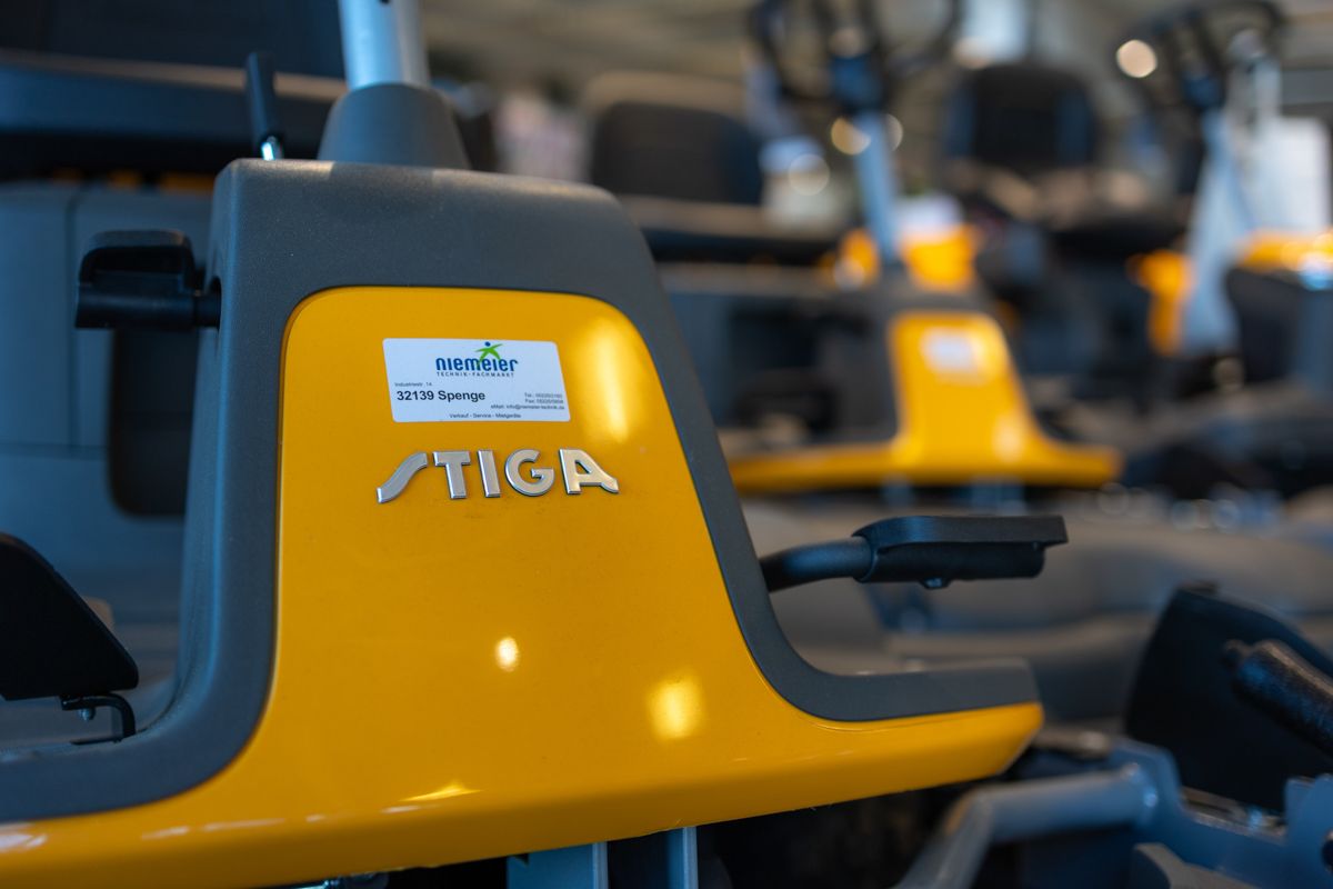 Eine Nahaufnahme eines gelben Stiga-Rasenmähers