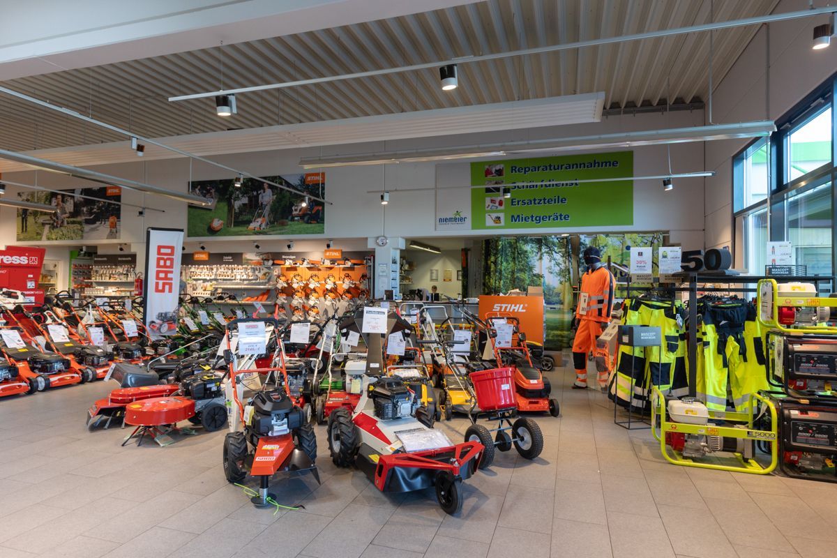 Ein Geschäft voller Rasenmäher und Traktoren.