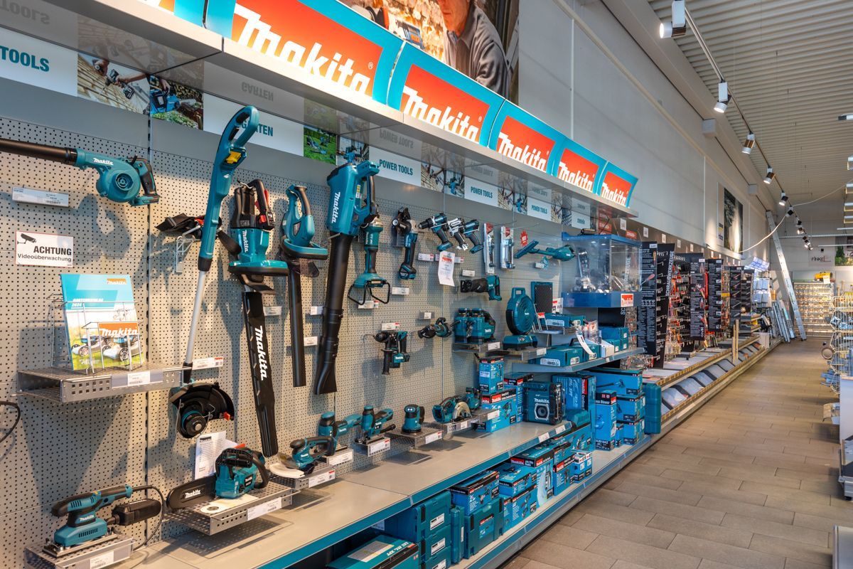 Eine Reihe von Regalen voller Werkzeuge in einem Geschäft.
