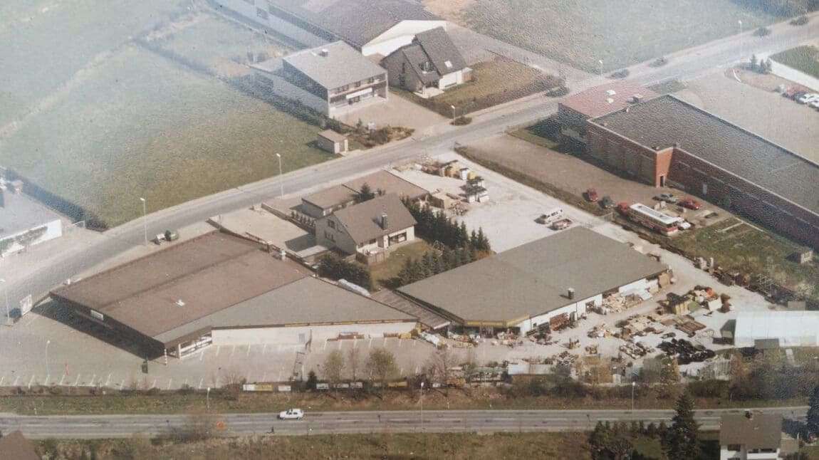 Eine Luftaufnahme eines Wohngebiets mit vielen Gebäuden und einer Straße.