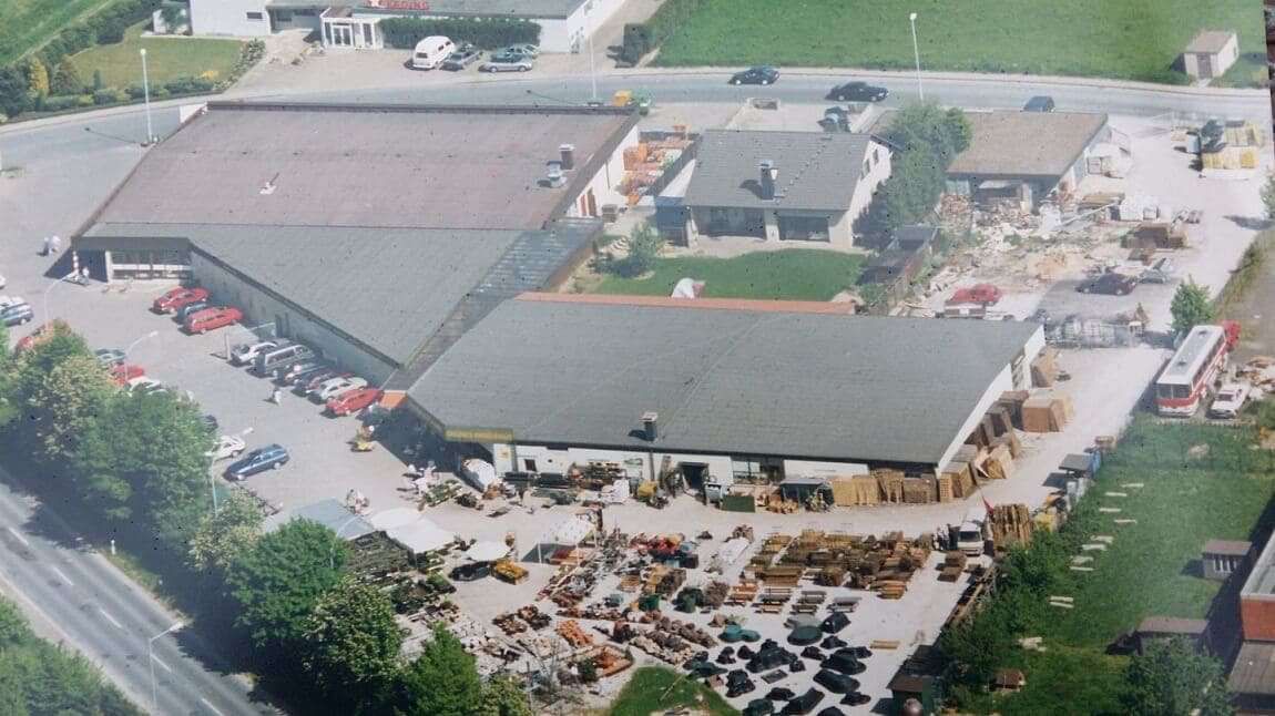 Eine Luftaufnahme eines Gebäudes mit vielen davor geparkten Autos