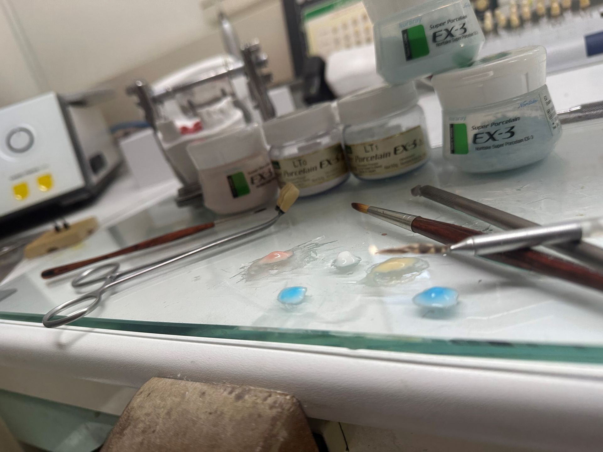 Immagine wireframe di denti e gengive su sfondo azzurro.