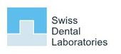 Logo di Swiss Dental Laboratories, quadrato azzurro con ritaglio bianco, testo a destra.
