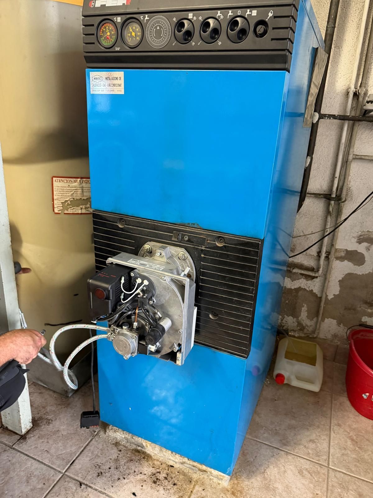 Unidad de calefacción industrial azul en una sala con otros equipos.