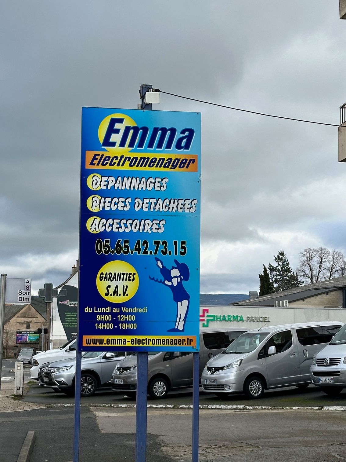 Images d'un panneau publicitaire de la SARL EMMA