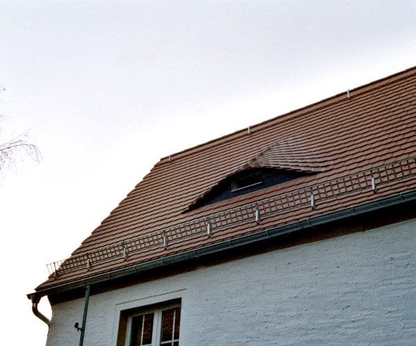 Dach mit roten Ziegeln der Firma Busch Ramona