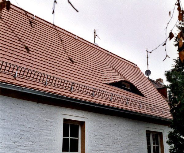 Dach mit roten Ziegeln der Firma Busch Ramona