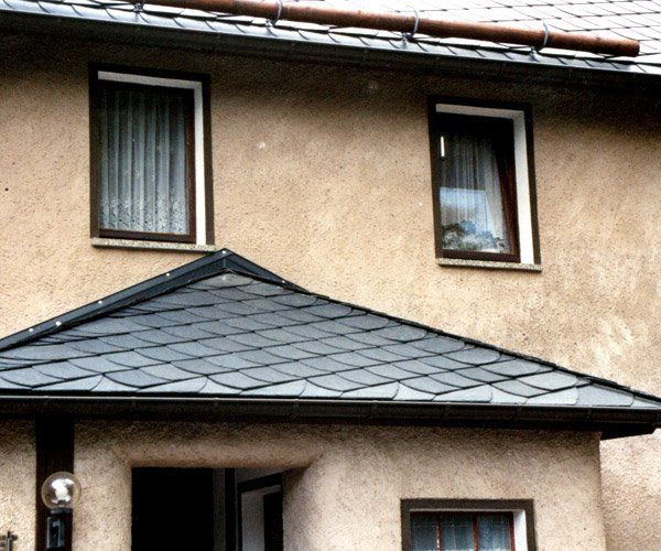 Vordach mit Schieferplatten der Firma Busch Ramona