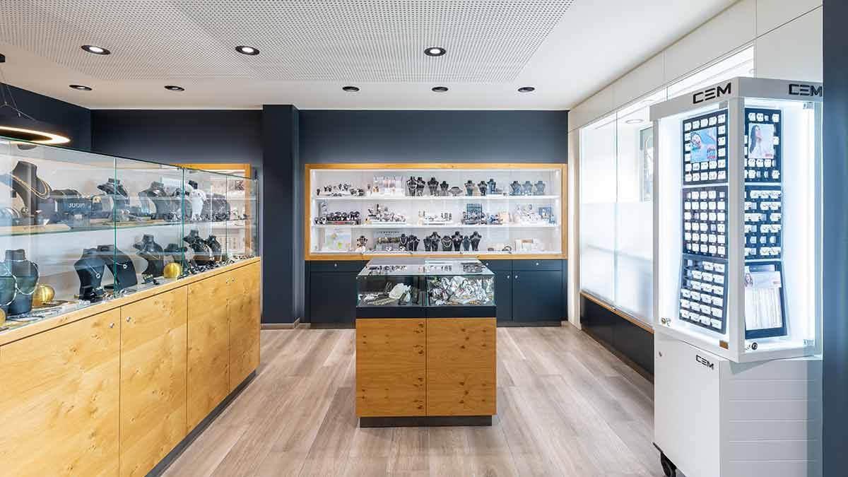 Ein Geschäft mit einer großen Schmuckausstellung.