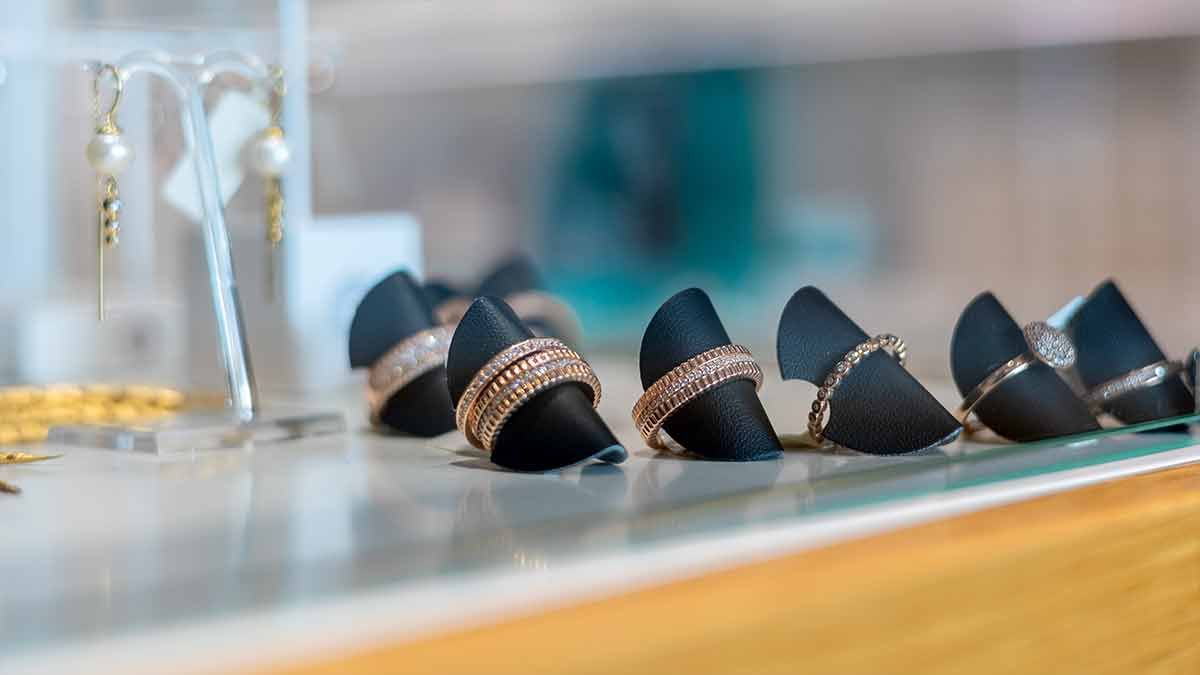 Eine Reihe von Ringen auf einem Tisch.