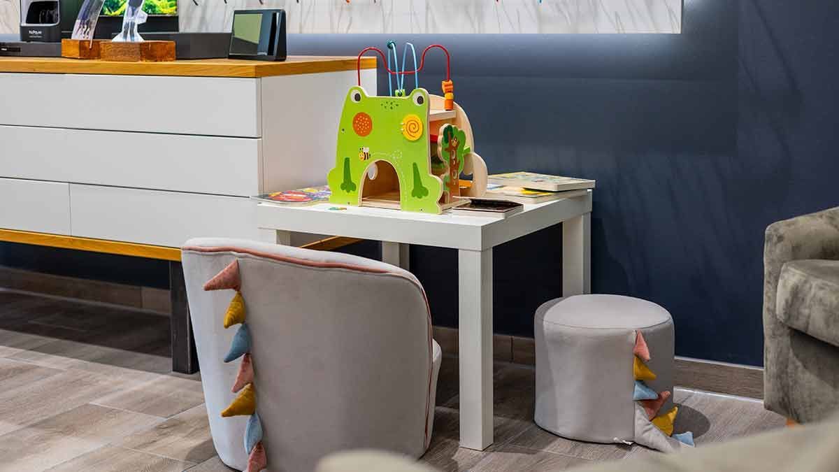 Im Wartezimmer steht ein Tisch mit Spielzeug.