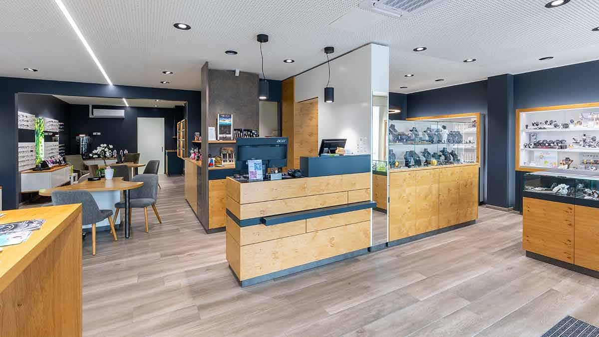 Es ist ein sehr großer Raum mit vielen Möbeln.