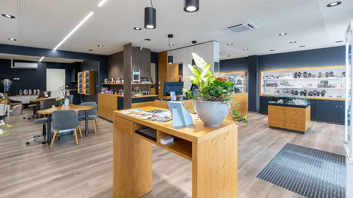 In der Mitte des Raumes steht ein Tisch mit Gläsern darauf.