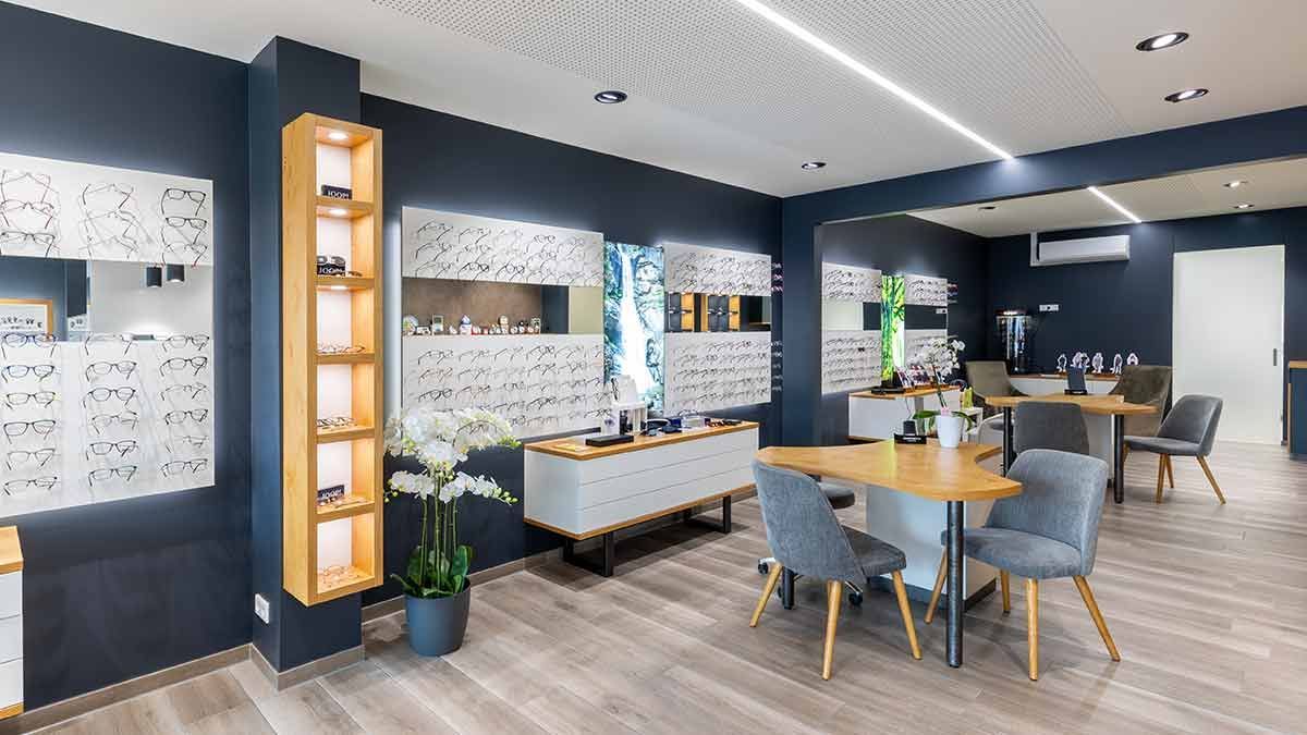 In der Mitte des Raumes stehen ein Tisch und Stühle.