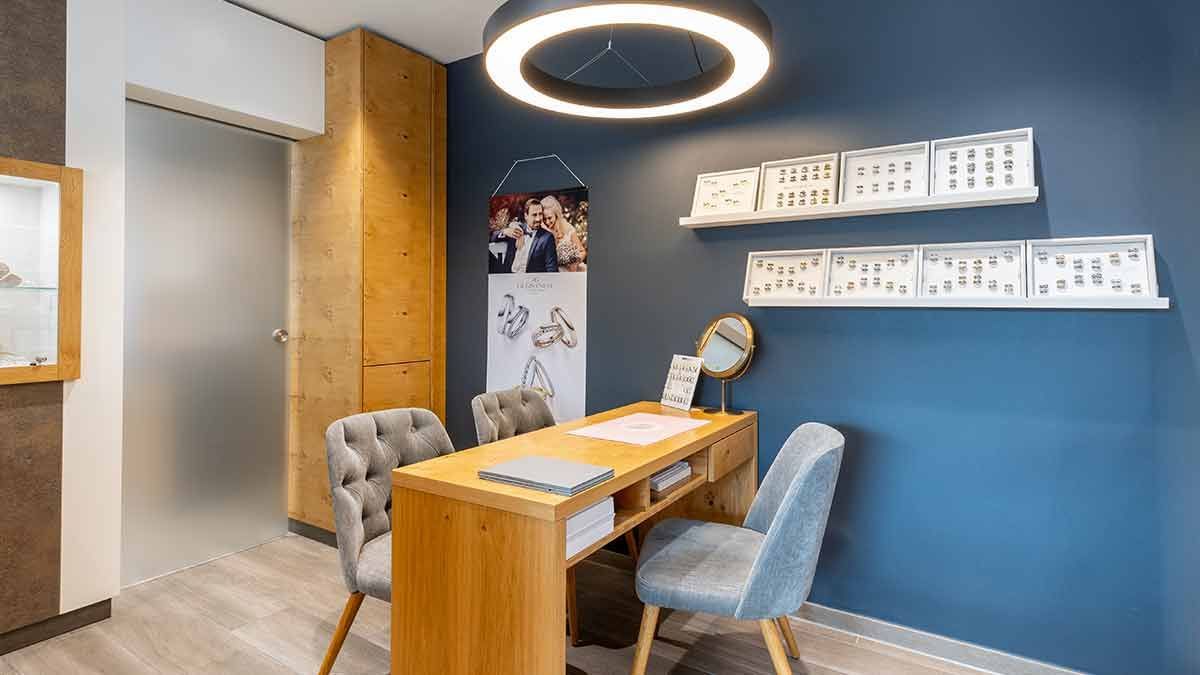 Im Zimmer gibt es einen Tisch und Stühle.