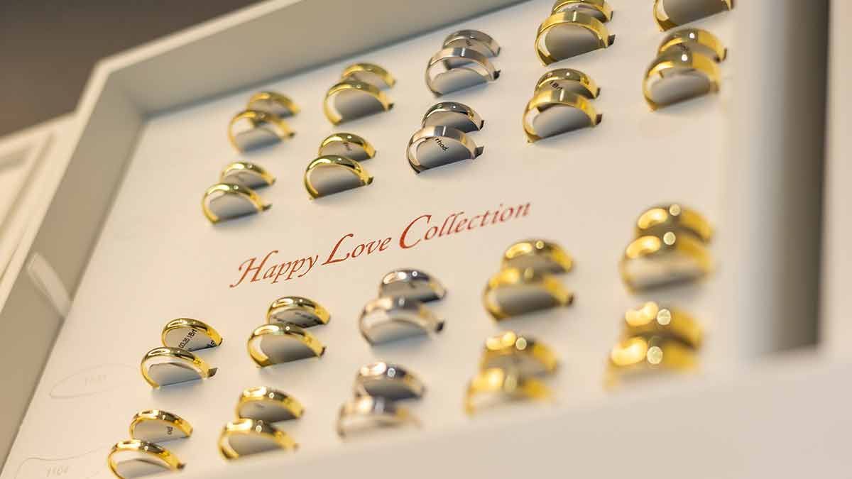 Eine weiße Schachtel gefüllt mit Gold- und Silberringen.